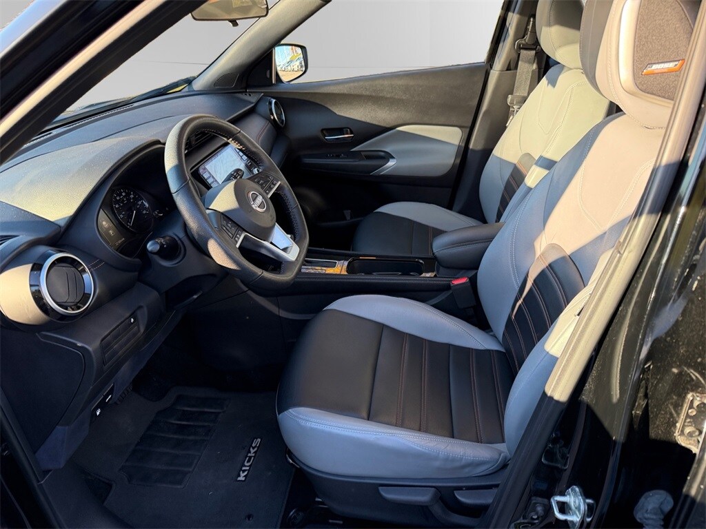 2022 Nissan Kicks SR photo 3