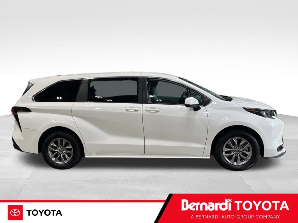 Used 2024 Toyota Sienna LE 8 Passenger Van Passenger Van