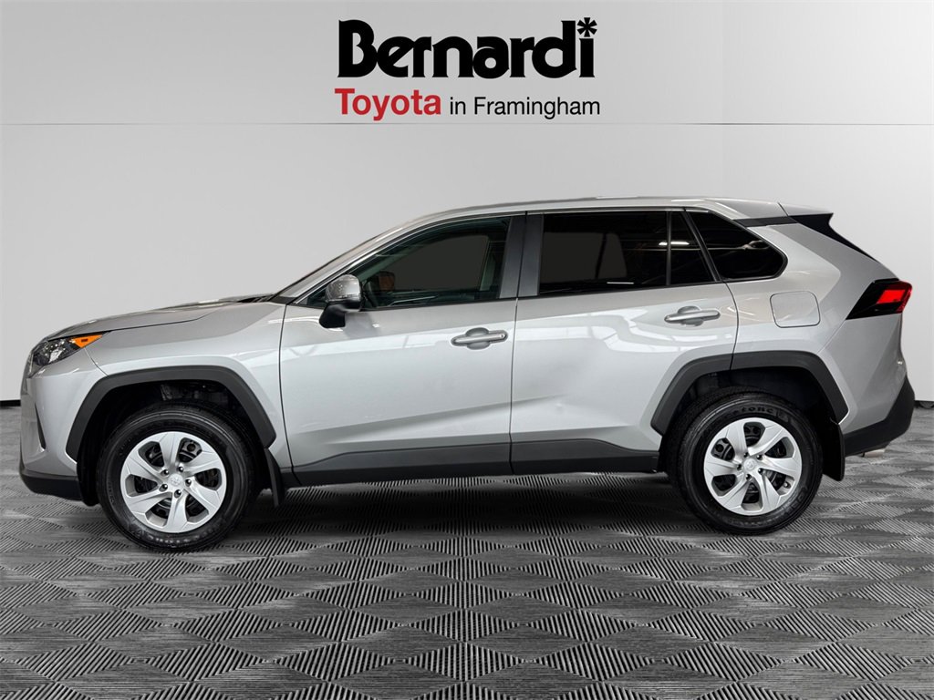 2022 Toyota RAV4 LE photo 2