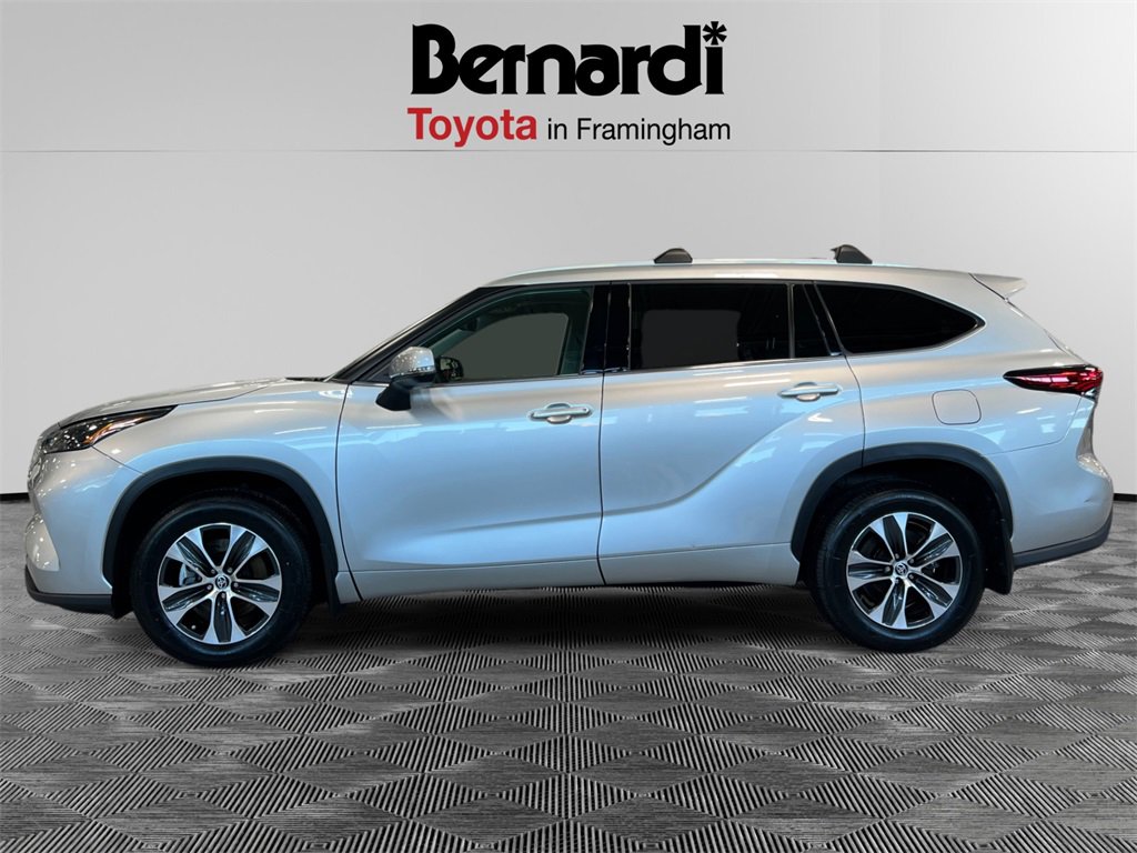 2022 Toyota Highlander XLE photo 2