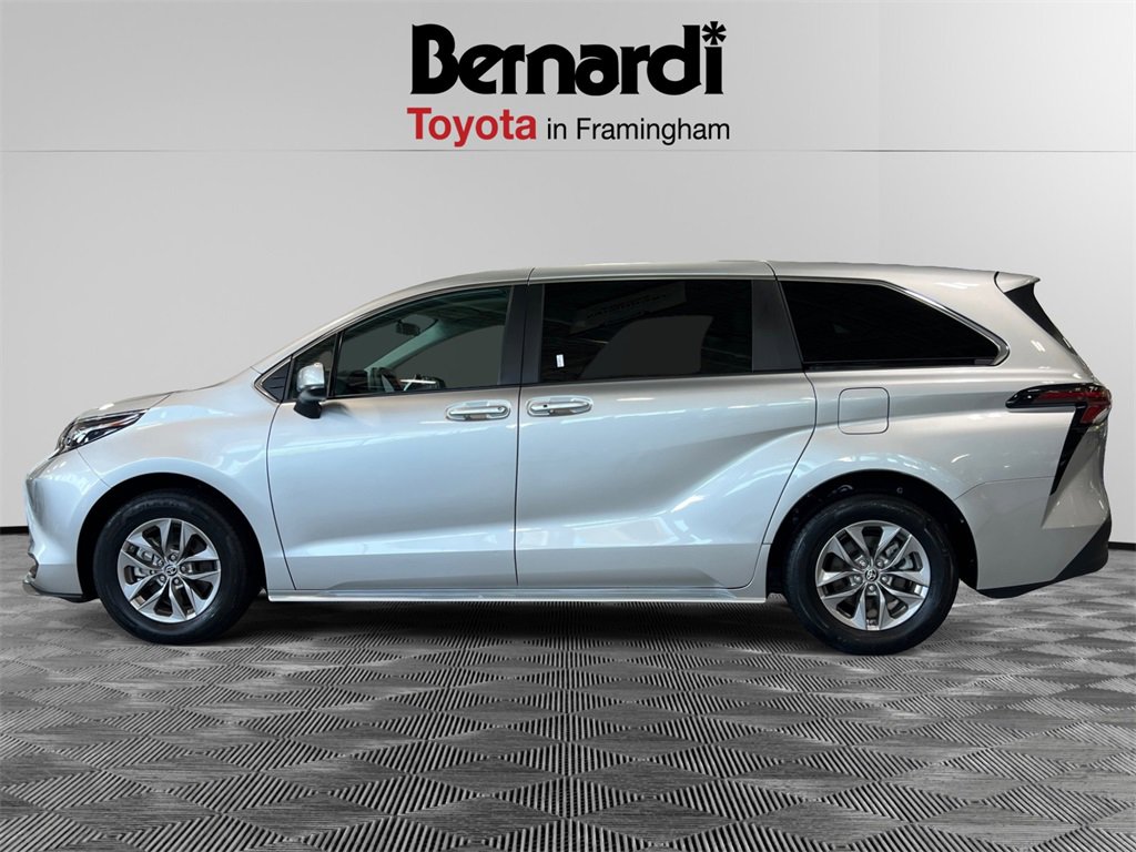 2024 Toyota Sienna LE photo 2