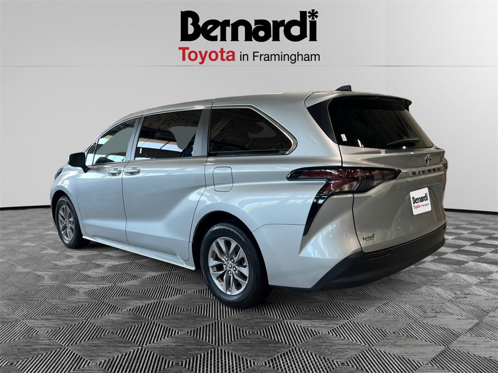 2024 Toyota Sienna LE photo 3