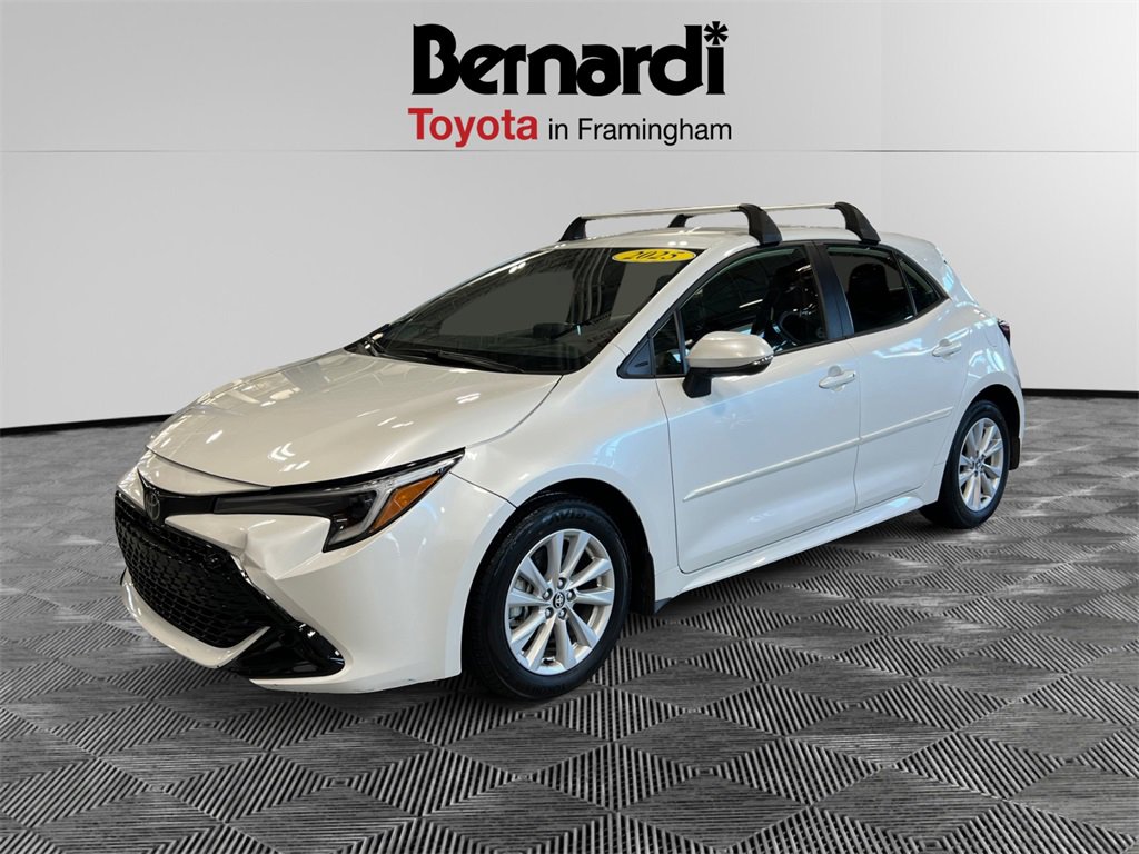 2025 Toyota Corolla Hatchback SE's photo