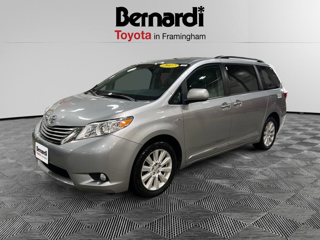 2017 Toyota Sienna XLE Premium V6 AWD 7-Passenger's photo