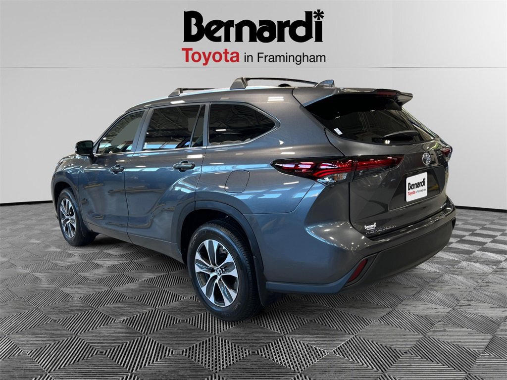2025 Toyota Highlander XLE photo 3