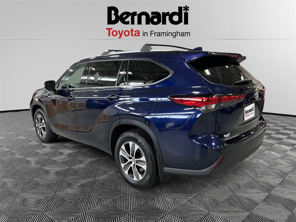 2022 Toyota Highlander XLE photo 3