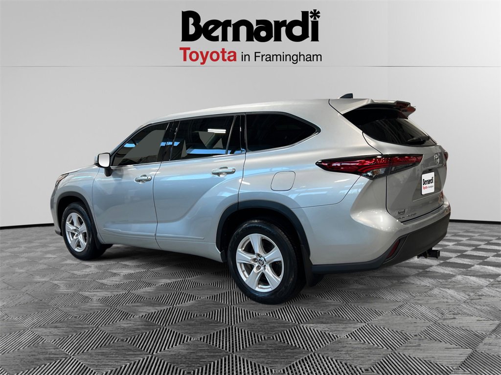 2022 Toyota Highlander LE photo 3
