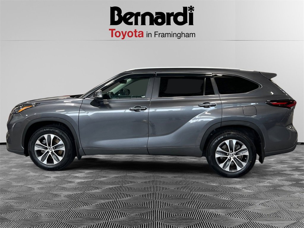 2024 Toyota Highlander XLE photo 2