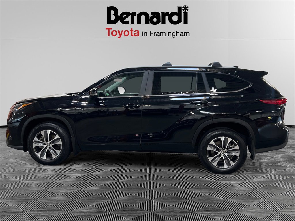 2023 Toyota Highlander XLE photo 2