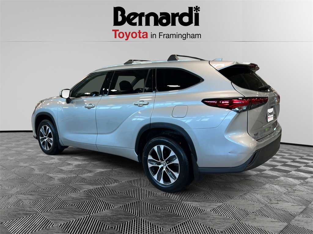 2022 Toyota Highlander XLE photo 3