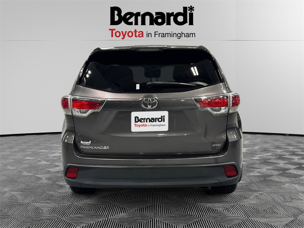2016 Toyota Highlander LE photo 4