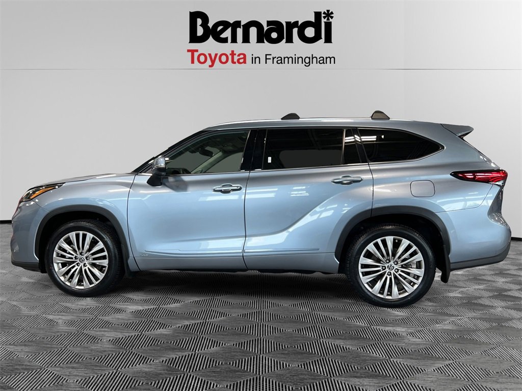 2022 Toyota Highlander Hybrid Platinum photo 2