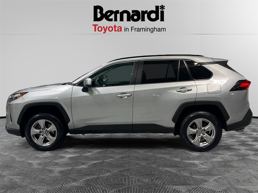 2022 Toyota RAV4 XLE photo 2