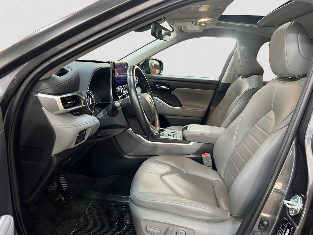 2023 Toyota Highlander XLE - Photo 9