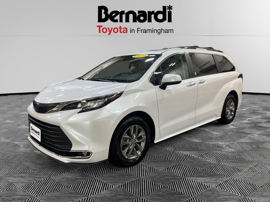2023 Toyota Sienna XLE 7-Passenger Hybrid AWD's photo
