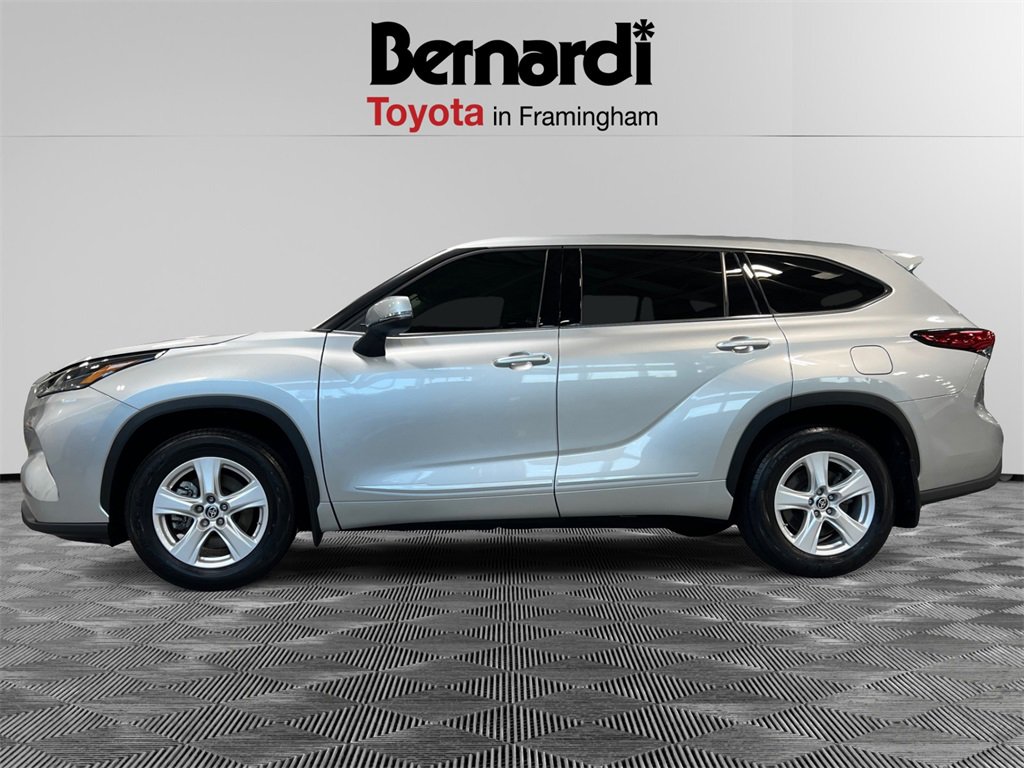 2022 Toyota Highlander LE photo 2
