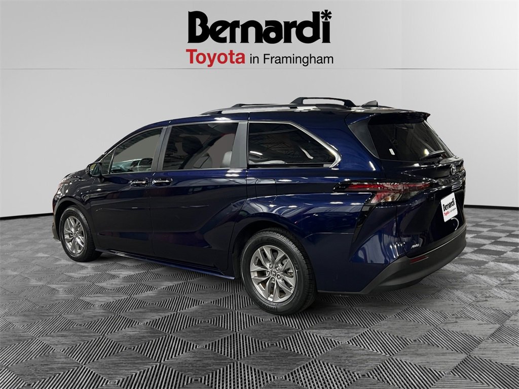 2024 Toyota Sienna XLE photo 2