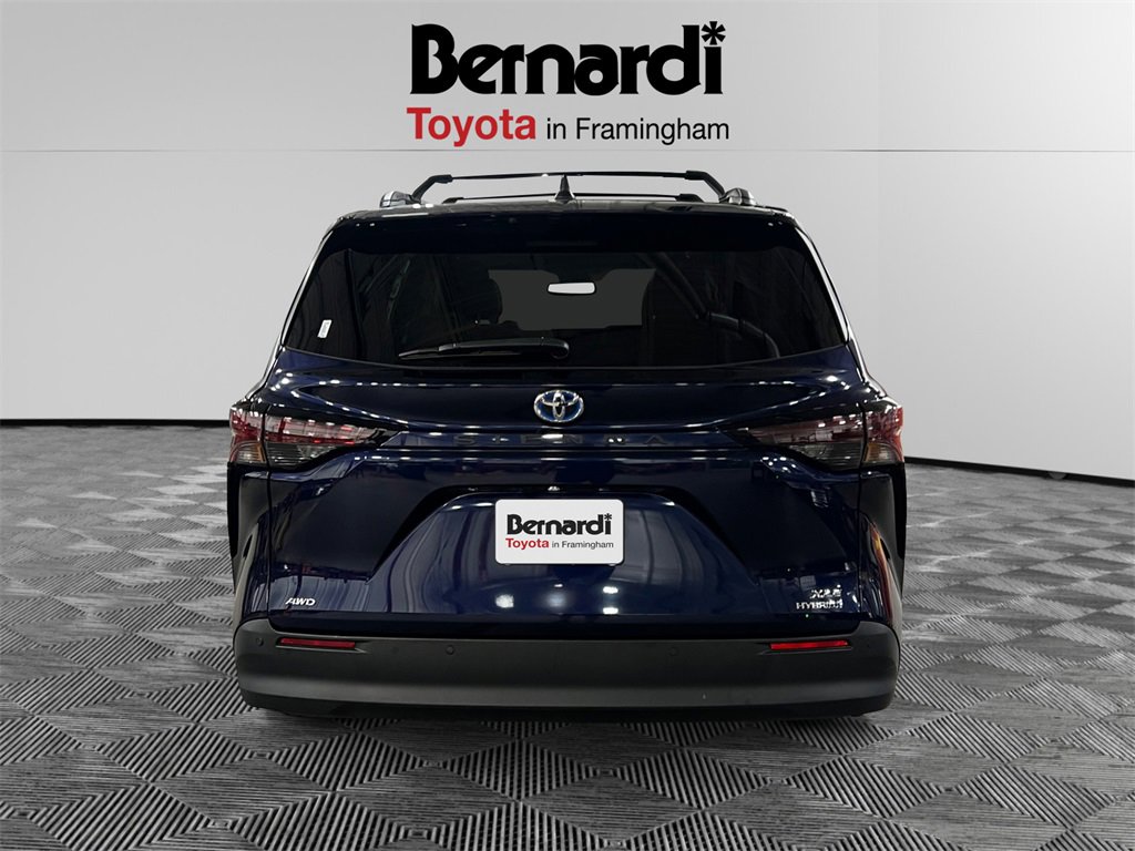 2024 Toyota Sienna XLE photo 3