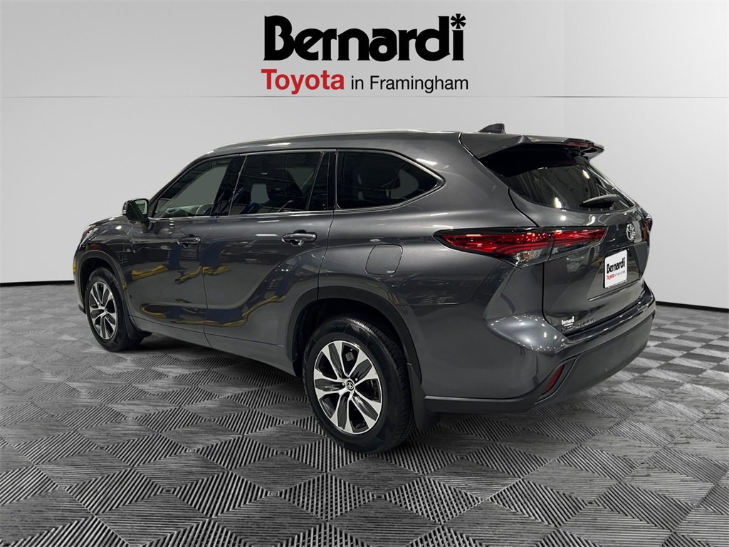 2022 Toyota Highlander XLE photo 3