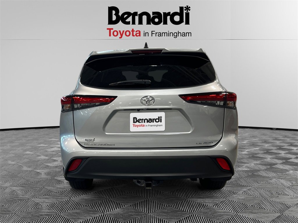 2022 Toyota Highlander LE photo 4