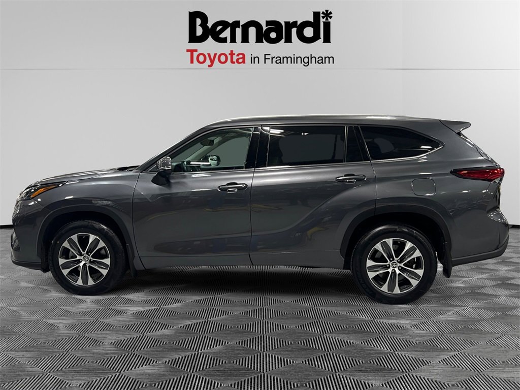 2022 Toyota Highlander XLE photo 2