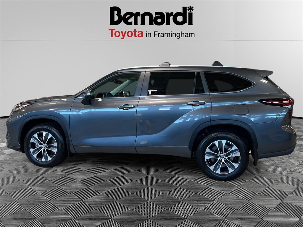 2025 Toyota Highlander XLE photo 2