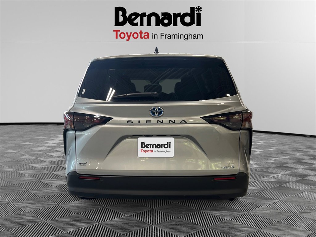 2024 Toyota Sienna LE photo 4