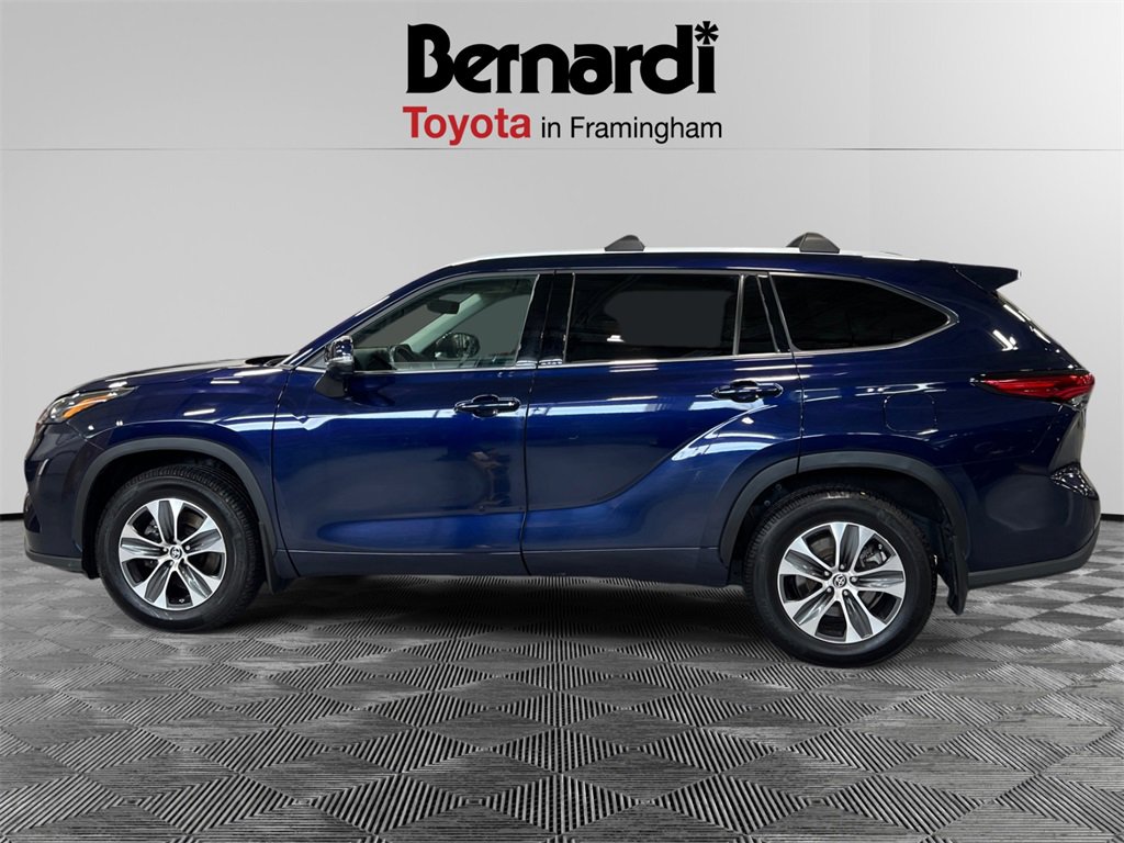 2022 Toyota Highlander XLE photo 2