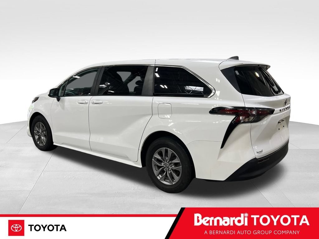 Used 2023 Toyota Sienna LE 8 Passenger Van Passenger Van