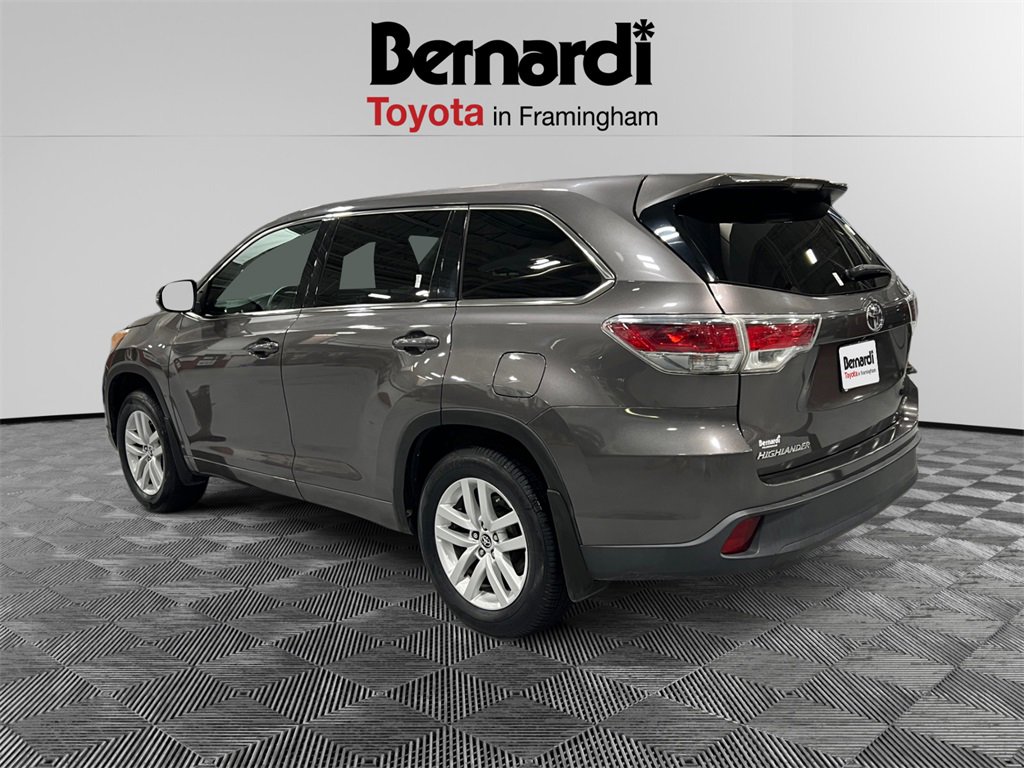 2016 Toyota Highlander LE photo 3