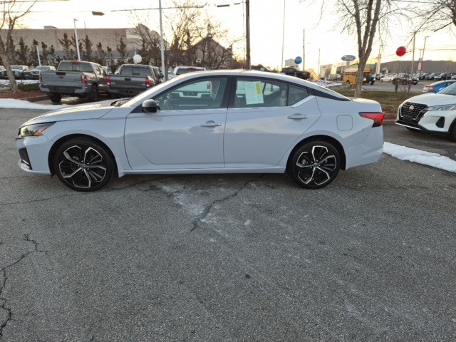 2023 Nissan Altima SR's photo