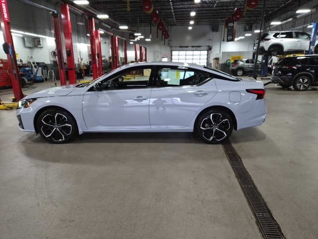 2023 Nissan Altima SR's photo