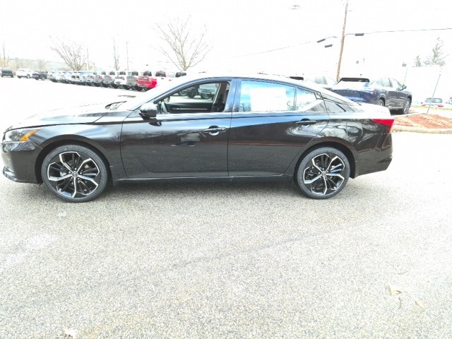 2025 Nissan Altima SR's photo