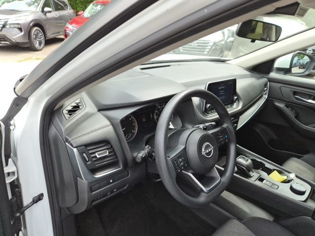 2024 Nissan Rogue SV - Photo 13
