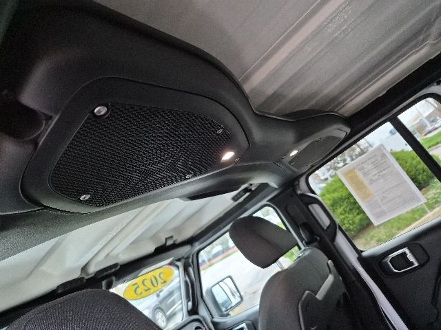 2025 Jeep Wrangler 4-Door Rubicon - Photo 16
