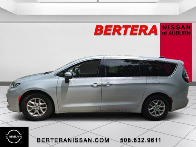 2023 Chrysler Pacifica Touring L's photo