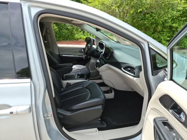 2023 Chrysler Pacifica Touring L - Photo 11