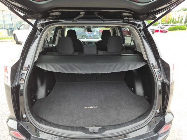 2017 Toyota RAV4 LE - Photo 9