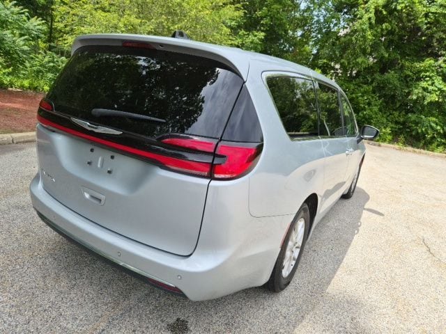 2023 Chrysler Pacifica Touring L - Photo 8