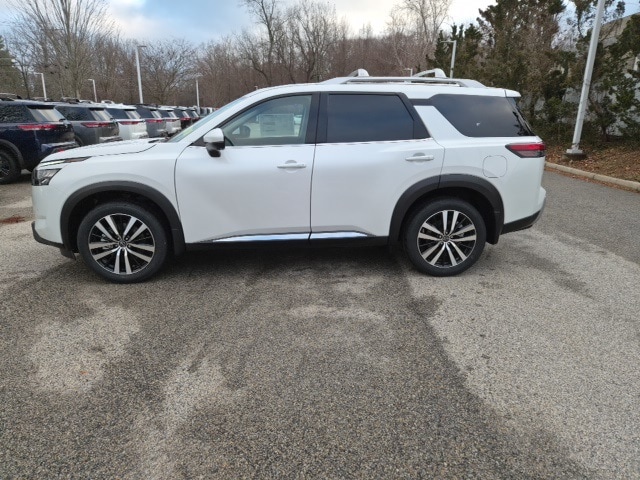 2025 Nissan Pathfinder Platinum's photo