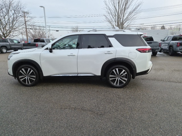 2025 Nissan Pathfinder Platinum's photo