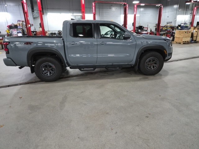 2025 Nissan Frontier PRO-4X photo 2