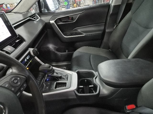 2023 Toyota RAV4 LE - Photo 17