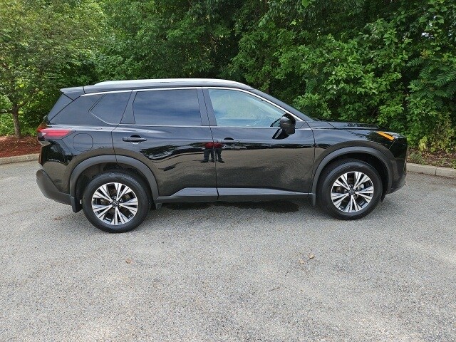 2022 Nissan Rogue SV photo 2