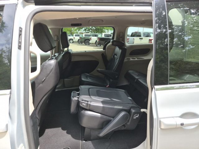 2023 Chrysler Pacifica Touring L - Photo 13