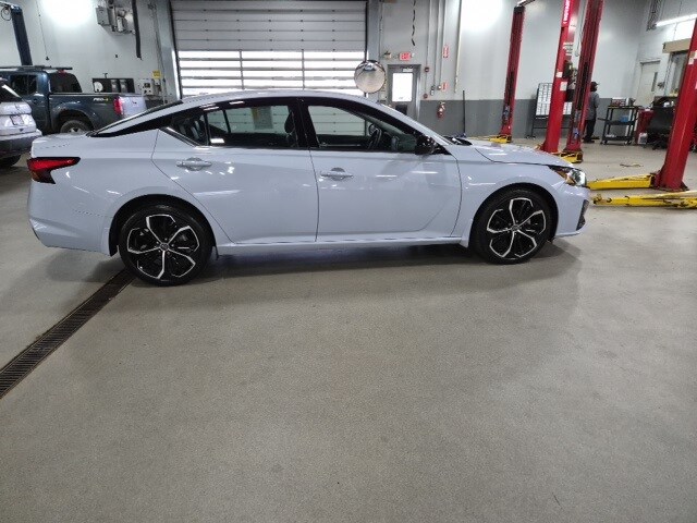 2023 Nissan Altima 2.5 SR photo 2
