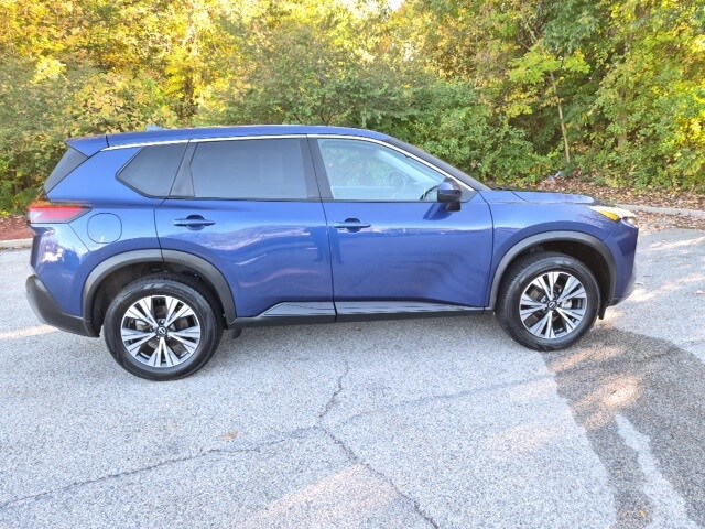 2022 Nissan Rogue SV photo 2