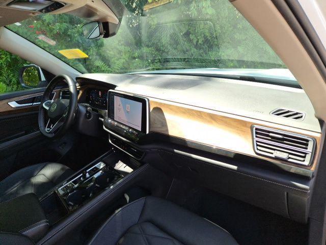 2025 Volkswagen Atlas SE w/Tech - Photo 10