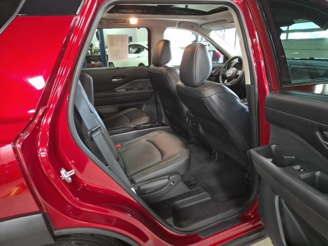 2024 Nissan Pathfinder SL - Photo 11