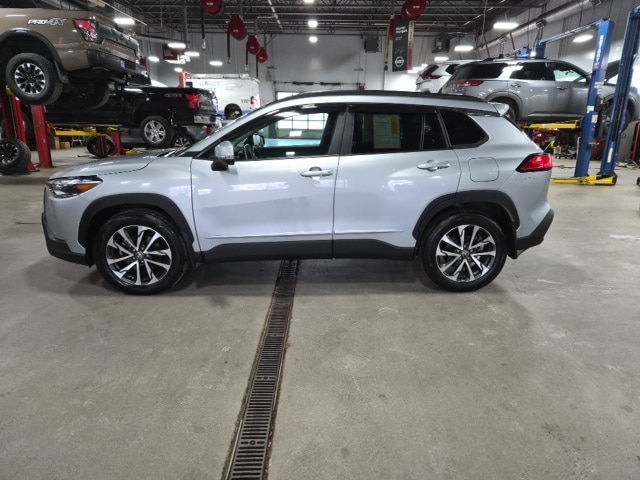 2024 Toyota Corolla Cross XLE's photo
